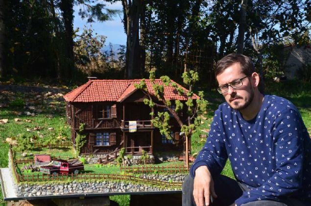 Ordulu Adem Arslan, bo� zamanlar�nda yapt��� do�a foto�raf��l���nda, foto�raflad��� eski mimari evlerin maketini yapmaya karar verdi.   <br><br>  Aslen seramik imalat i��isi olan Arslan, evlerinde bulunan at�lyede maket ev yap�m�na karar verdi. Do�u Karadeniz ve Ordu b�lgesine ait maket bir ev yap�m�na ba�layan 30 ya��ndaki Adem Arslan,  <br><br>  neredeyse tamam� ah�ap malzemeden yap�lan bah�esinde kesilen odunlardan f�nd�k a�a�lar�na kadar her detay� en ince ayr�nt�s�na kadar d���n�len maketini iki ay gibi k�sa bir s�rede tamamlad�.       