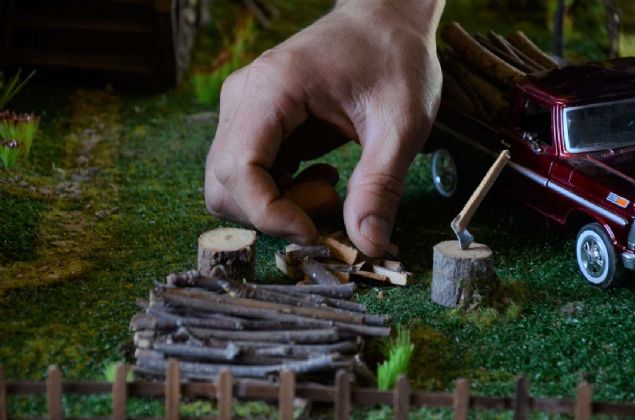 Odas�nda ise, gaz lambas�ndan buzdolab�na, yay�ktan be�i�e, duvar saatinden d��e�e kadar en ince ayr�nt�s� d���n�lerek �zenle yap�lan maket evin en �nemli �zelli�i ise kullan�lan malzemelerin g��lendirilerek, uzun �m�rl� olmas�n� sa�lamak.      