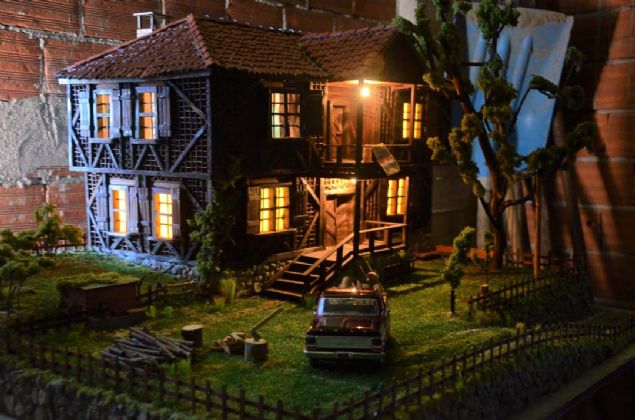 'Sosyal medyada g�renler evi ger�ek zannediyor'  <br><br>  Maketi g�renlerin �a��rd���n� ve �ok be�endi�ini ifade eden Arslan, 'Sosyal medyadan bakanlar maket oldu�unu okumad�klar� zaman ger�ek zannediyorlar. Maket oldu�u yazmasa insanlar ger�ek san�yorlar.  <br><br>  �zellikle yak�n �ekimlerde �ok ger�e�e benziyor. G�zel tepkiler al�yorum ve devam etmeyi de d���n�yorum. Hatta ilerleyen zamanlarda maketlerin say�s�n� artt�r�p, bir Ordu k�y� yapmay� d���n�yorum' ifadelerini kulland�.      