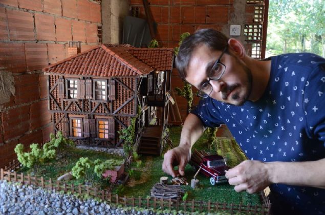 'Amat�r olarak ba�lad�m'  <br><br>  Maket yap�m�na amat�r olarak ba�lad���n� ancak bu t�r y�resel yap�ttaki evlere ilgisinin oldu�una de�inen Adem Arslan, 'Do�a foto�raf��l��� yapt���m i�in genelde eski evleri foto�raflar�m. Maketini de yapmay� d���nd�m ve denemek istedim.  <br><br>  �lk ba�ta biraz k���k ba�lad�m ama devam etti�im zaman daha fazla detay yapmaya karar verdi�im i�in biraz daha b�y�tmeye karar verdim. �� k�sm�ndaki e�yalar� da tek tek eskiye �zg� �ekilde yaparak yerle�tirdim' �eklinde konu�tu.     