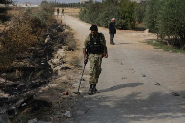 anlurfa'nn Ceylanpnar ilesinin karsndaki Suriye topraklarnda yer alan Rasulayn ilesinin dou ve gney krsallarnda yuvalanan YPG/PKK'llara kar yrtlen operasyonlar devam ediyor... 