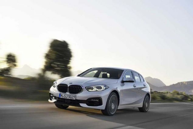 BMW YEN 1 SERSN SATIA SUNDU  <br><br>  Alman retici BMW, kompakt snftaki temsilcisi Yeni BMW 1 Serisi'ni Trkiye'de sata sundu. 1.5 litre hacminde 3 silindirli dizel ve benzinli motor seeneklerine sahip olan Yeni BMW 1 Serisi, her iki versiyonda da Sportline ve M sport olmak zere iki farkl tasarm ve ilave olarak Executive donanm paketi ile tercih edilebiliyor.  <br><br>  7 ileri Steptronik otomatik anzmann tm motor ve donanm seeneklerinde standart olarak sunulduu nc nesil BMW 1 Serisi, 233 bin 800 TL'den balayan fiyatlarla mterilerinin tercihine sunulmu.       