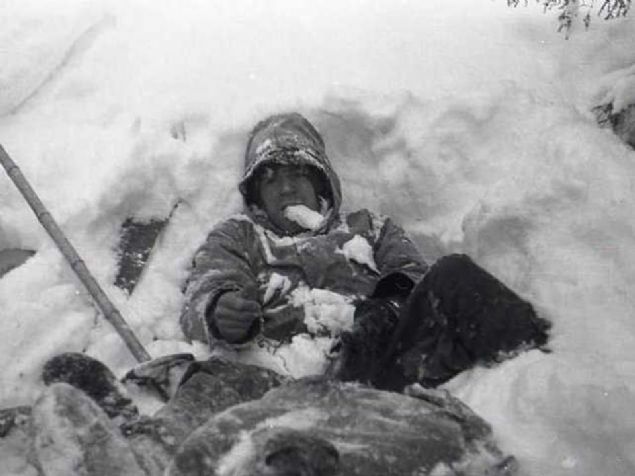 �ad�rdan 1.5 km uzakl�kta bir nehir kenar�nda kar�n �zerinde s�rt�st� yatarken bulundular.       