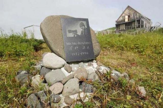 Fakat �nl� foto�raf��n�n yay�nlanan biyografisinde b�yle bir foto�raftan bahsedilmiyor.   <br><br>  Biyografide Hoshino'nun ay� taraf�ndan ormana g�t�r�ld��� fakat t�m aramalara ra�men bulunamad��� belirtiliyor. Bu nedenle bu foto�raf�n tamamen fotomontaj oldu�u da iddia ediliyor.   