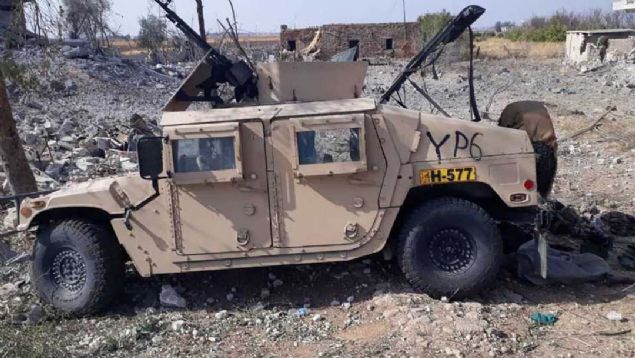 Bar Pnar Harekat'yla Suriye'nin kuzeyinde keye skan PKK / YPG, ABD'den ald mhimmat ve askeri aralar brakp blgeyi terk ediyor.  <br><br>  Suriye Milli Ordusu, Resulayn'da YPG'yi uzaklatrrken, braktklar aralar da ele geirdi. Bu aralar arasnda yaklak 1 milyon 300 bin trk liras retim maliyete sahip Amerikan mal zrhl Humvee olmas da dikkatlerden kamad.          