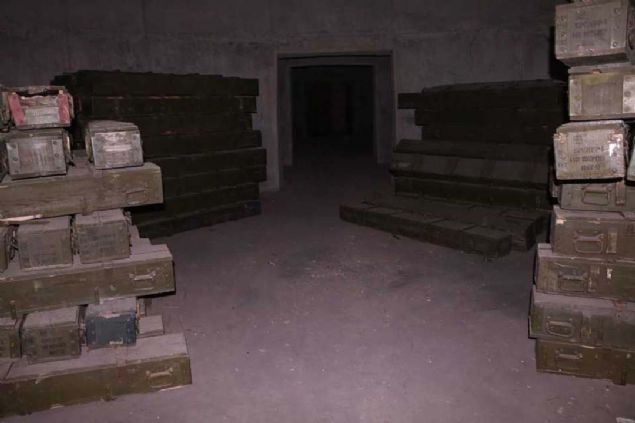 Depoda 100'den fazla uzun menzilli roket, antitank fzeleri, havan mermileri, Doka mermileri, sandklar ierisinde binlerce uak savar mermisi ve 300 adet mayn tarama cihaz da ele geirildi.       