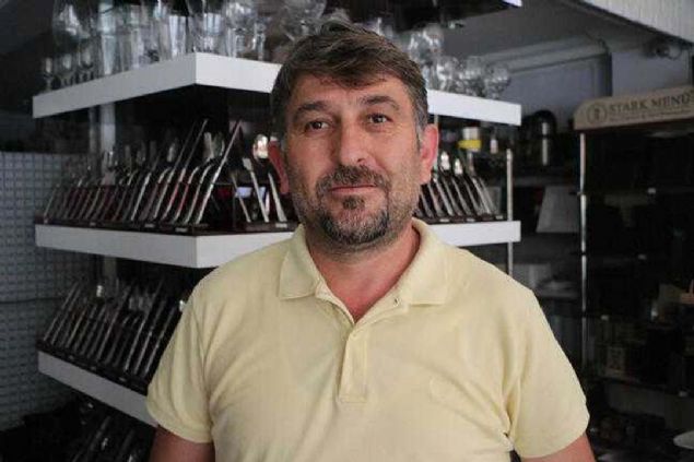 HER GN ET YYOR   <br><br>  rmcei 5 gndr i yerinde tuttuklarn aktaran smail Embiyaolu, 'Her gn et veriyoruz. Etin hepsini yiyor. ncelenmesi iin Tarm ve Orman le Mdrl'nden yetkilileri bekliyoruz' diye konutu.     