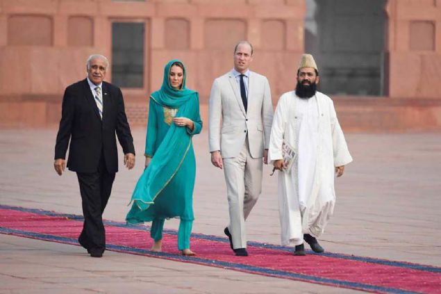 Des'in burada giydii yeil barts ile geleneksel alvar kamiz kyafeti dikkat ekti.  