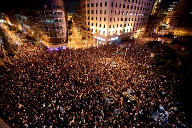 Lbnanllar, hkmetin iletiime ve zellikle sosyal iletiim a WhatsApp uygulamasna vergi getirme giriimine tepki olarak nceki akam protestolara balamt. 