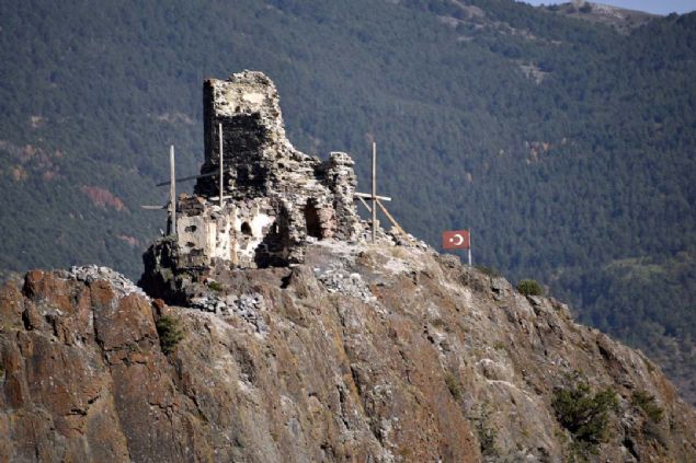 Gzetleme kulesinin tabanndan ok sayda gllenin kt kaz almalarnda, gnmz mermi sisteminden farkl mermilerin yansra ok sayda sikke, seramik paralar, 4 tane farkl tandr ile yine ok sayda pipo bata olmak zere yaklak 500 eser bulunmutu.      