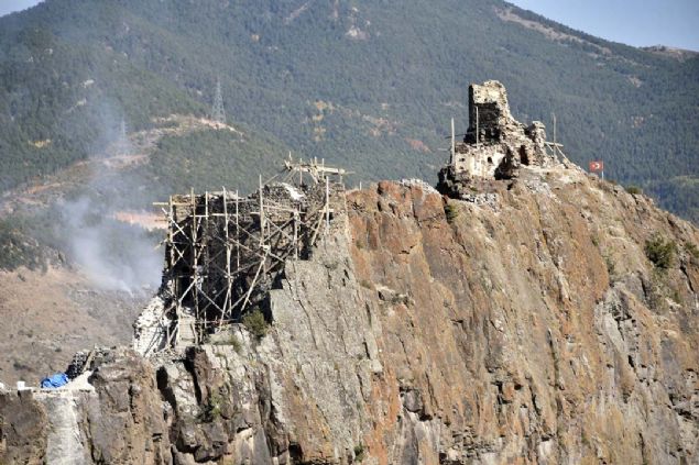 anlar Bizans hakimiyetini kabul ederek Hristiyanlam, kale iine 2 apel ina edilmitir.   