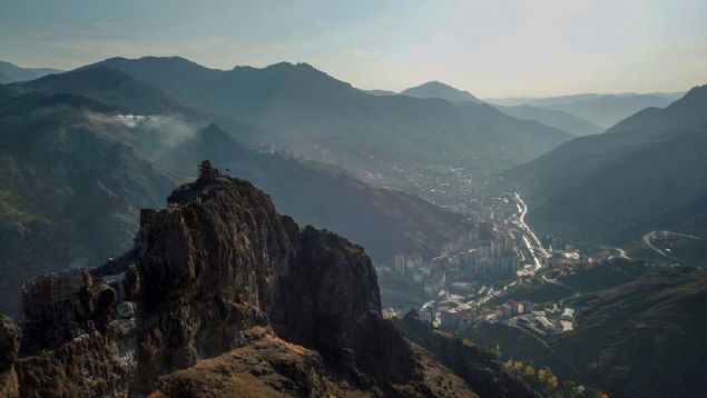 Salam kalan duvarlar zerinde de fresko tekniinde yaplm, Hristiyan Azizlerinin olduu tahmin edilen resimler yer alyor.      