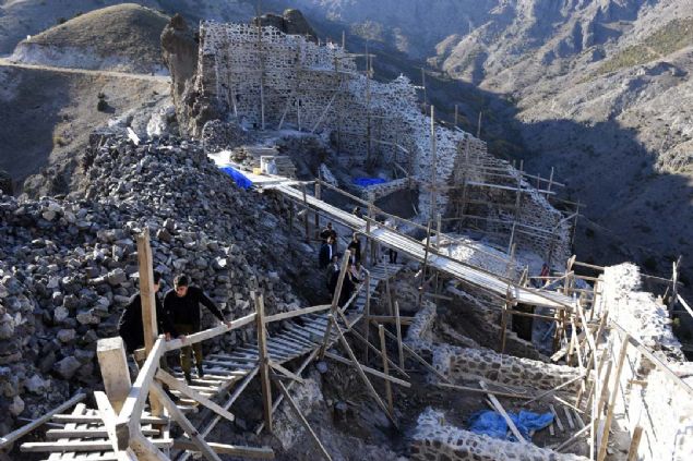 Ne yapaym ne edeyim, derken tutmu Canca Kalesinde kzna gmten bir saray yaptrm, yreine ta balayarak, dnya gzeli kzn bu saraya hapsetmi.    