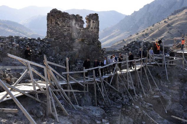 yle ya! Develer bile yolda giderken zilleri, 'Dengi dengine! dengi dengine!' der de vururmu. Koca Komutan, bir oban parasna, dnya gzeli kzn nasl versin?  