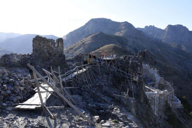 Roma dneminden beri blgeye hakim olan Kafkas halk anlar (Tzanihides) tarafndan yaptrlan kale sarp bir kaya zerinde ince uzun bir yapda ve 3 avludan oluan kalenin evresindeki yap izleri kale evresinde bir ehir olabileceini dndrmekte.   