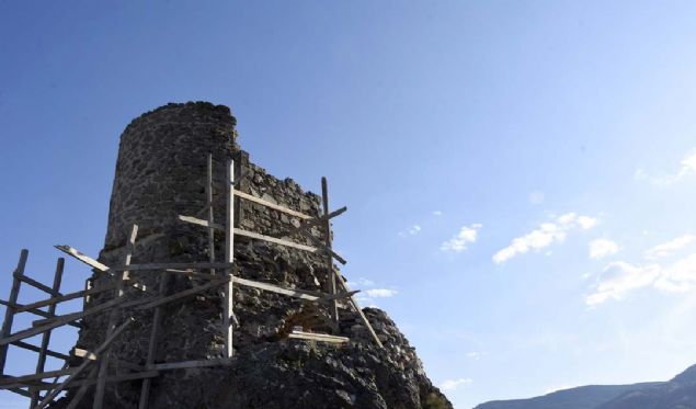 Kz orada yaad srece akndan hep alam ve sevdiine kavuamadan lm. Derler ki bugnk Musalla deresinin berrak sular, bu gm kzn gzyalar imi. Gmhane, ad da oradan kalm derler. Ak ile lm ehrin sularna yazlmtr artk.'         