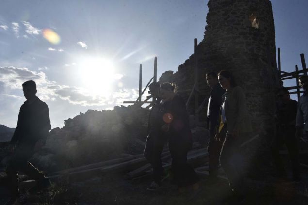 Denizden bin 530 metre ykseklikte olan kale, ana kaya zerine nispeten yuvarlak planl olarak moloz talarla yapl. Kale ierisinde su sarnc yer alrken, dou-bat istikametinde arka, arkaya  blmden teekkl edilen kalenin evresi 1,50 metre kalnlndaki burlarla takviye edilmi.    