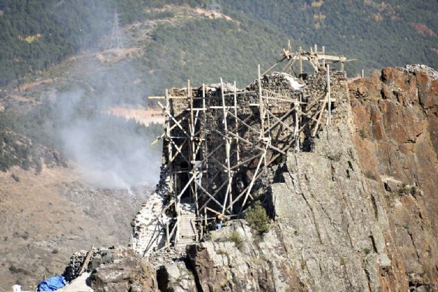 Koruma Kurulu karar gereince yklenici firma kalenin kaz almas sonucu ortaya kan i duvarlar ve surlarda restorasyon ve restitsyon almalarn devam ettiriyor. almalarn k mevsimi bastrmadan tamamlanmas hedefleniyor.       