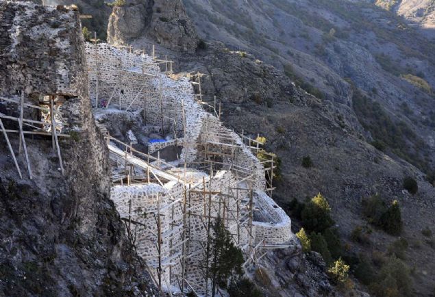 Eller ne der sonra! Kzn obana vermemi. Kz deli-divane dalara vurmu. Babas ne dediyse ne ettiyse yola gelmemi, Kzna 'He! ' dedirtememi.         