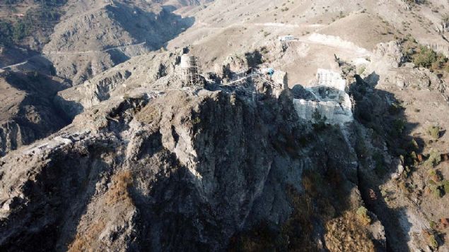 Bu gidi gelilerde, byklar yeni terleyen bir obana k olmu. Oysaki babas onu, kendi komutanlarndan birine verecekmi.        