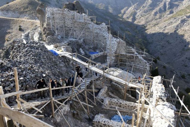 Kentin simge yaplarndan birisi olan kalede yaklak 500 eserin bulunduu kazlarn ardndan ortaya kan yeni durum nedeniyle proje revize edildikten sonra bu kez restorasyon ve restitsyon almalar balatld.         