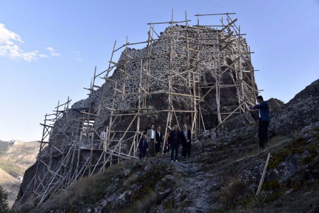 l genelinde 17 tescilli kalenin bulunduu Gmhane'de kent merkezini sarp bir kayann zerinden ku bak izleyen ve Orta a'da yapld tahmin edilen efsaneleriyle nl Canca Kalesinde getiimiz yl 1,8 milyon liraya ihale edilen restorasyon projesinde ilk aamada yaplan arkeolojik kazlarn ardndan restorasyon ve restitsyon almalar gerekletiriliyor.         