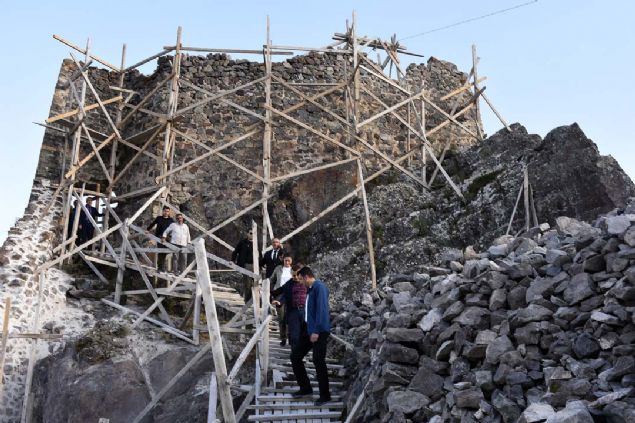 Getiimiz yl yaplan kaz almalarnda kale iinde daha nce bilinmeyen duvarlar ortaya karlm, bugne kadar apel diye bilinen yapnn da gzetleme kulesi olduu ortaya kmt.     