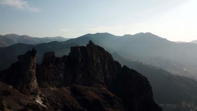 Bu komutann bir tek kz varm. Kz bir dnya gzeliymi. Gldke gller alr, aladka gmler salrm. Ad da Gm Kz'm. Bu kz, her gn gm nalnlar giyer, gm testisini eline alr, Canca Kalesinden iner, gm tasla, gm testisine su doldurur, tekrar kaleye dnermi.         