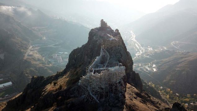 Dou Karadeniz blgesinde doa, tarih ve kltr turizminin nemli duraklarndan birisi olan Gmhane'de kenti ku bak izleyen Canca Kalesinde restorasyon ve restitsyon almalar devam ediyor.         