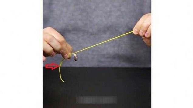 tek yapman�z gereken lasti�i �evirip, biraz yukardan tutmak. Okla g�sterilen yeri avucunuzun i�ine al�n�z.   