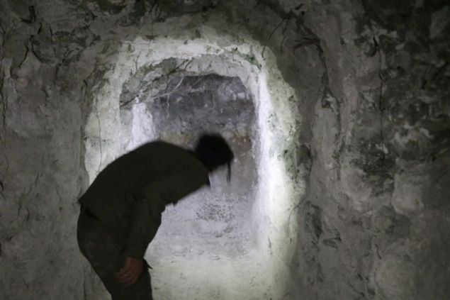 <p style='box-sizing: border-box; margin: 0px 0px 10px; padding: 0px; border: 0px; list-style-type: none; color: rgb(51, 51, 51); font-family: "Roboto Condensed"; font-size: 19px;'>  	AA, YPG/PKK'nın örgütün Münbiç ve Aynularab ilçelerindeki tünel kazma çalışmalarını Aralık 2018'de ve 15 Nisan 2019'da da görüntülemişti.</p>  <div>  	 </div>