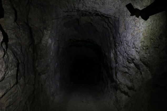 <p style='box-sizing: border-box; margin: 0px 0px 10px; padding: 0px; border: 0px; list-style-type: none; color: rgb(51, 51, 51); font-family: "Roboto Condensed"; font-size: 19px;'>  	<strong style='box-sizing: border-box; margin: 0px; padding: 0px; border: 0px;'>- Daha önce de görüntülenmişti</strong></p>  <p style='box-sizing: border-box; margin: 0px 0px 10px; padding: 0px; border: 0px; list-style-type: none; color: rgb(51, 51, 51); font-family: "Roboto Condensed"; font-size: 19px;'>  	YPG/PKK, uzun süredir Münbiç, Aynularab (Kobani), Tel Abyad, Rasulayn, Sırrin, Kamışlı ve Malikiyye'de Türkiye'nin olası askeri harekatlarına karşı direnme, sızma ve ani saldırı amacıyla tünel kazıyordu.</p>