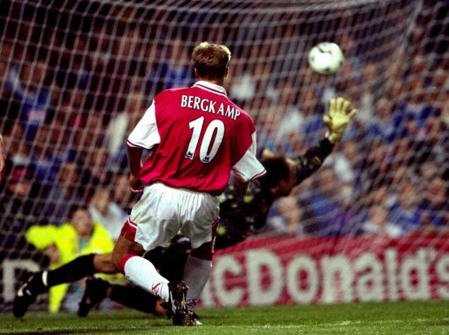  DENNIS BERGKAMP 