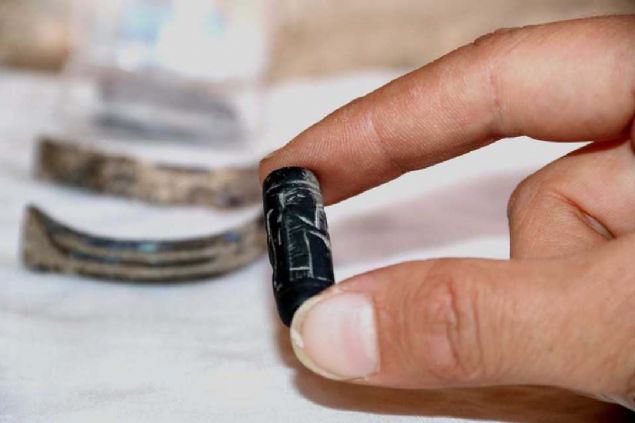 'Mhrn kil bir basks var. Mhr kloritten yaplm. zerinde tanr figr var. Tanrnn karsnda bir hayat aac bulunuyor... 