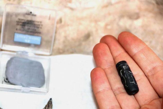 Tanrnn arkasnda ise bir ku var. Mhrn zerindeki tanr figr, elindeki kozalak ve kovadaki kutsal suyla hayat aacna can veriyor.   <br><br>  st ksmnda ise gne nlar var. Gne nlarnn olmas ve tanrnn bann gkyzne kadar uzanmasnn kutsal bir anlam var. Bu nedenle bu mhr nemli.' 