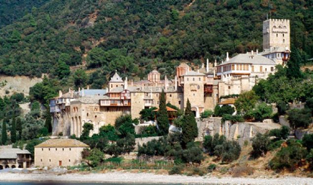 Aynoroz'da yaayan yaklak 2000 kiinin tm erkektir. Bunlar manastrda alanlar ve din adamlarndan oluuyor.     