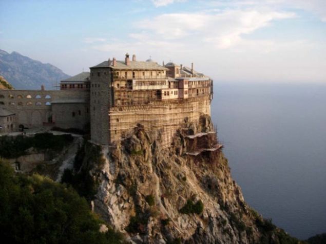 Yaklak 1045'ten beri blgeye bir tane bile kadn girememitir.    