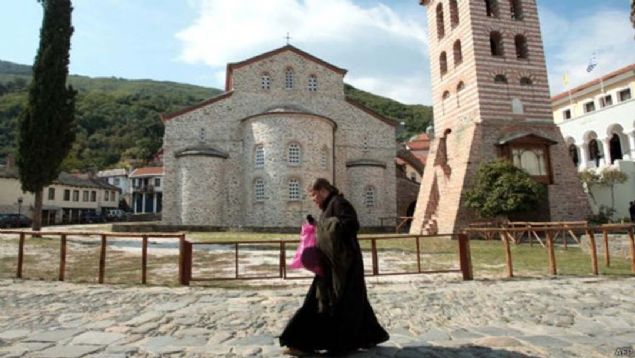 Dier bir ilgin ey ise 1930'larda Miss Europe seilen Aliki Diplarakou'nun erkek klna girerek blgeye gizlice girmesidir.  