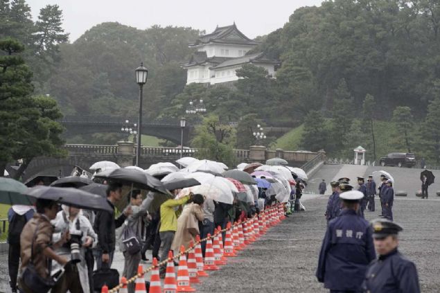 Japon hkmeti, Naruhito'nun Takamikura'ya oturmasyla lke genelinde 550 bin hkml iin af karldn aklad. Af, trafik ihlalleri ve seim hilelerini kapsyor. 