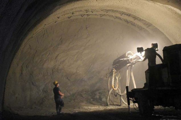 Trabzon-G�m��hane kara yolu �zerinde yap�m� s�ren, tamamland���nda �ift t�p 29 kilometre uzunlu�uyla d�nyan�n ikinci, Avrupa'n�n ise en uzun kara yolu t�neli olacak Yeni Zigana T�neli Projesi'nde �����n g�r�nmesine 11 kilometre kald�.     