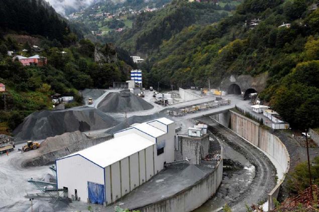 Mevcut Zigana T�neli yakla��k bin 800 metre kotlar�ndan ge�erken, Yeni Zigana T�neli'ne ise yakla��k 800 metre d���k kottan girilerek Zigana Da�� yakla��k 560 metre d���k kottan ge�ilmi� olacak.     