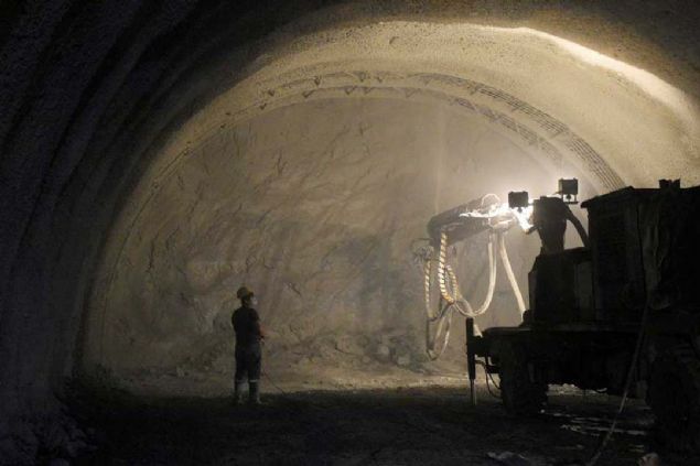 G�m��hane-Trabzon aras�ndaki mesafeyi 8 kilometre k�salacak proje i�in 2,7 milyon metrek�p kaz�, 800 bin metrek�p beton imalat� ger�ekle�tirilecek. 