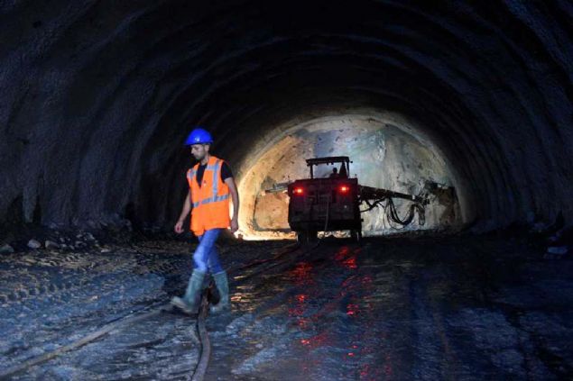 Yeni Zigana T�neli Projesi Haziran 2020'de bitirilmesi hedeflenen Yeni Zigana T�neli ile Ba�ark�y Vadisi'nden bin 15 metre kotundan girilerek, bin 264 metre kotuna y�zde 3,30 e�imle t�rman�l�p daha sonra y�zde 0,85 e�imle K�stere Vadisi'nden bin 212 metre kotundan ��kmak suretiyle Zigana Da�� ge�ilecek. 