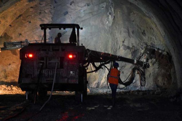 Ula��m maliyetini azaltacak ve Do�u Anadolu'nun Karadeniz sahili ile ba�lant�s�n� kolayla�t�racak t�nelin b�lgenin ticari ve turistik de�erine ciddi katk� sunmas� bekleniyor.   