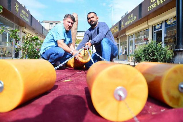 Adana'da tarihi Byksaat Kulesi'nin bulunduu Vakflar ars'na alan Tespihiler ars'nda sergilenen, 400 bin TL maliyetli, 1 ton arlndaki kehribar tespih, Guinness Rekorlar Kitab'na girmeye hazrlanyor.    