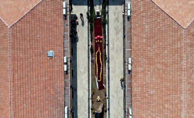 Tespihin gvenliini salamak iin de gece ayrca bir gvenlik grevlisi daha grevlendirdik. 