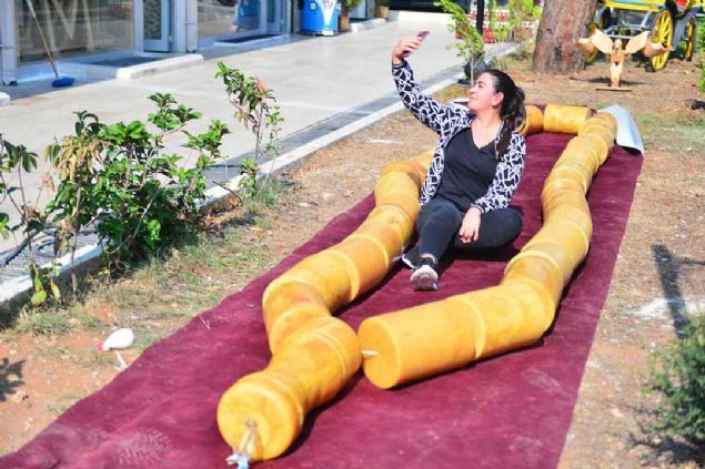 te yandan, tespihin rekor olarak tescillenebilmesi iin Guinness grevlileri ilerleyen aylarda kente gelip noter huzurunda lmler yapacak.   