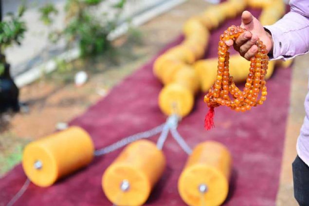 Seyhan ilesindeki yerli ve yabanc turistlerin urak noktas olma zellii tayan tarihi Byksaat Kulesi'nin bulunduu Vakflar ars'na restorasyon sonras yaklak bir hafta nce Tespihiler ars ald.   