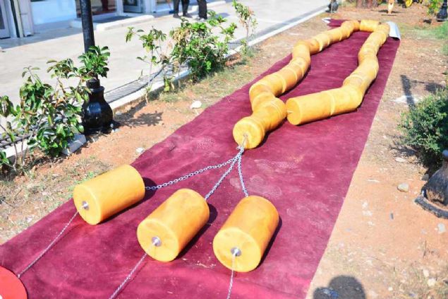 Tespihin imamesinin 70 kilo, her bir tann ise 25 kilo olduunu kaydeden Fidan, 'Tespihimiz 33 tatan oluuyor ve 3 tane de yedei var. 