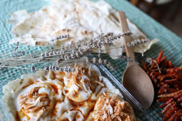 Dn sonras yaplan, tepsinin iine eyrek altn konularak servis edilen damat paas yemeinde altn kimin kana denk gelirse, onun oluyor.    